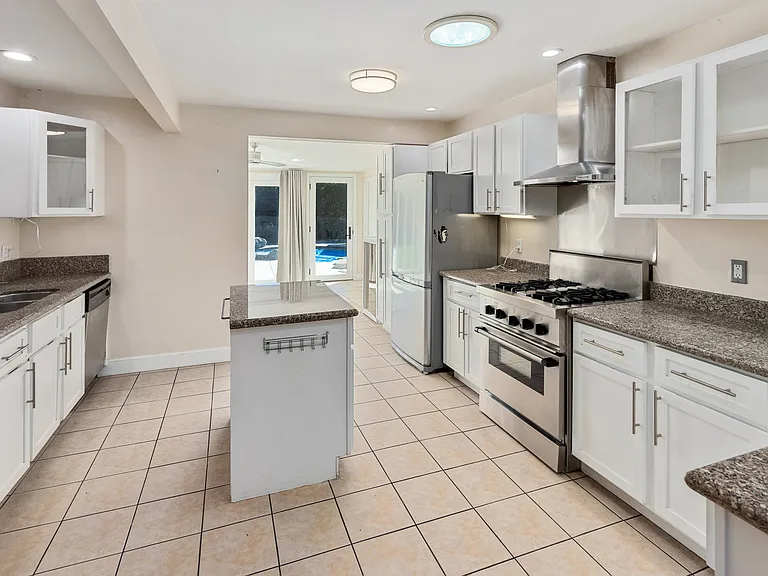 12504 Saratoga Ave — Photo 6