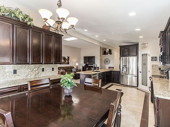 5th image of 846 E Brookfield Cir