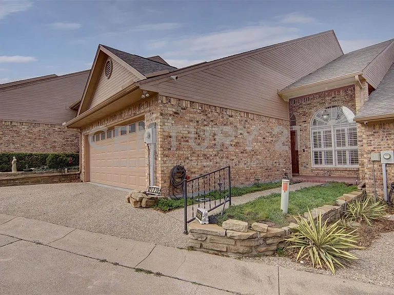 2122 Clear Lake Rd — Photo 1
