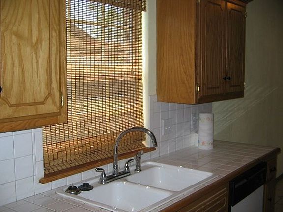 2nd image of 407 S Oakey Dr