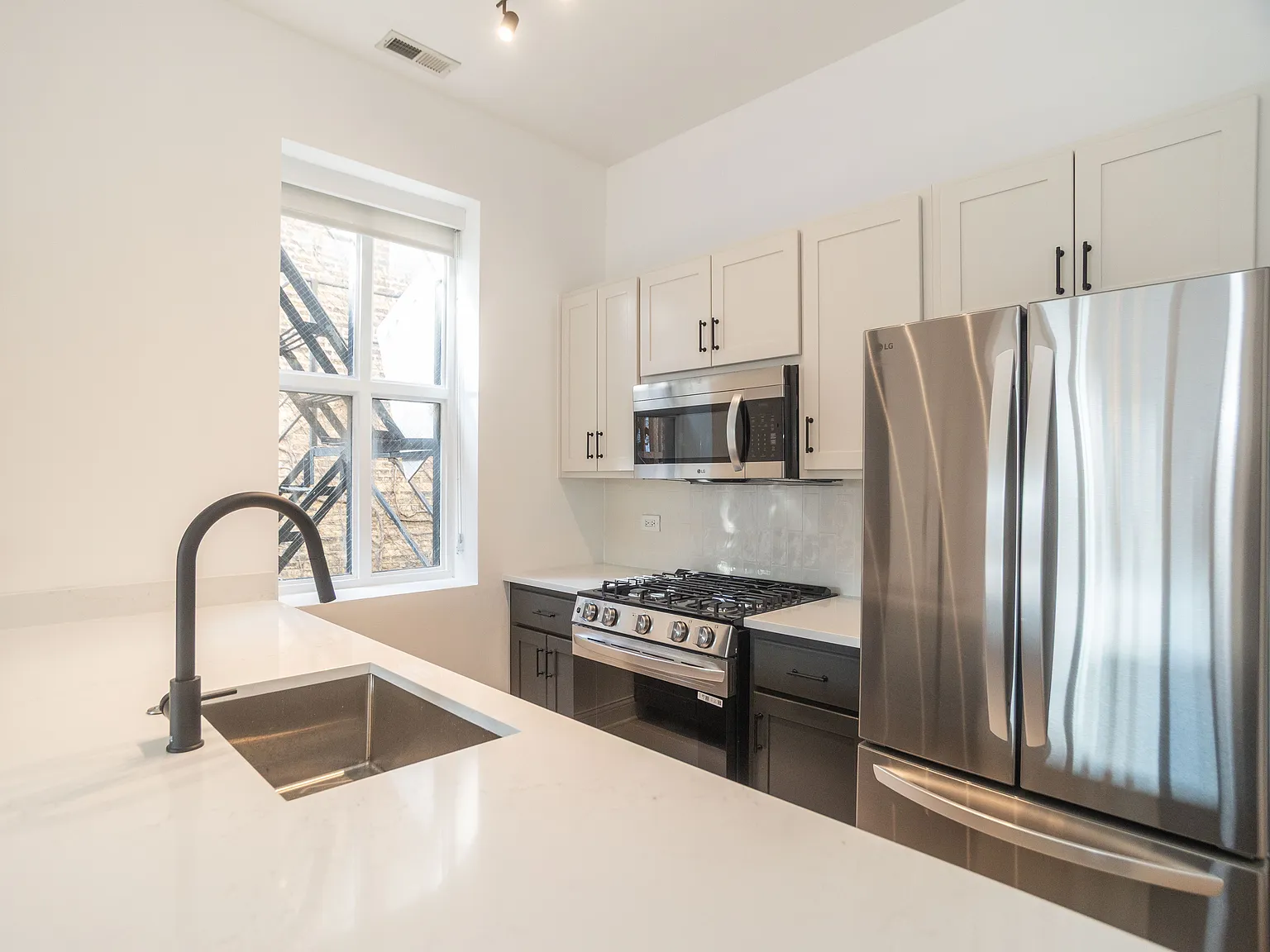 2 bed, 1000 sqft, $3,595 — Photo 2