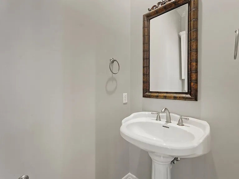 822 Stuart St — Photo 18