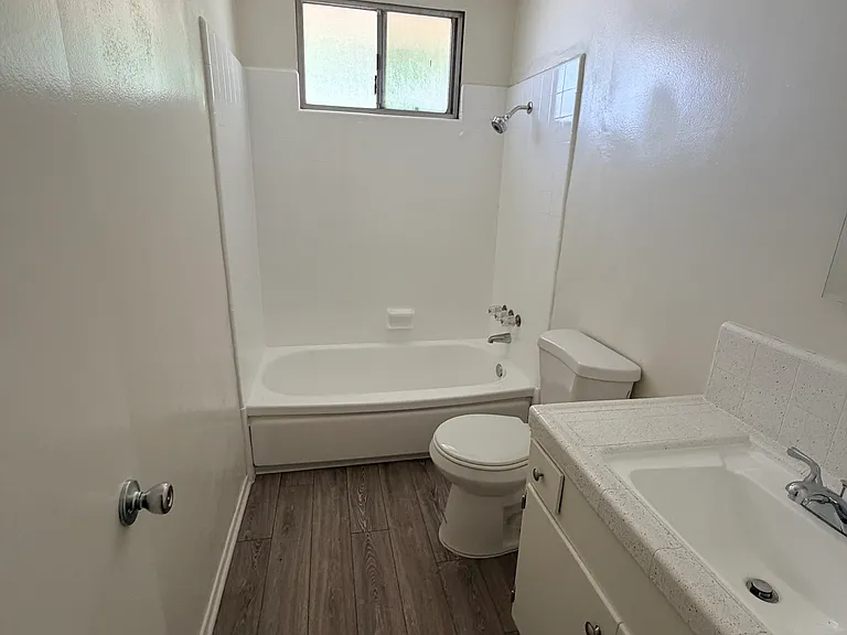 Pampas Lane Apartments — Photo 27