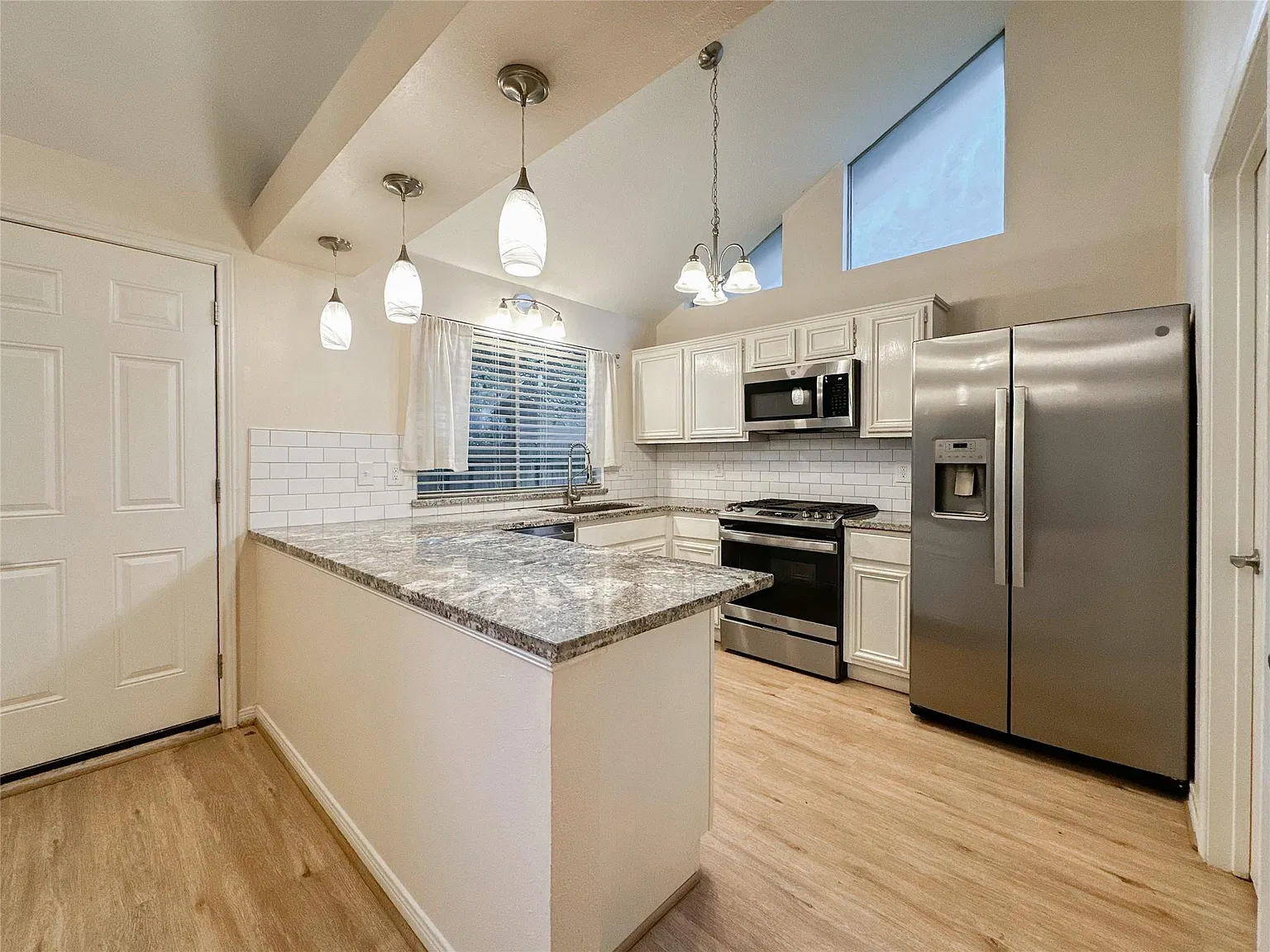 3 bed, 2.0 bath, 1447 sqft, $2,400 — Photo 3