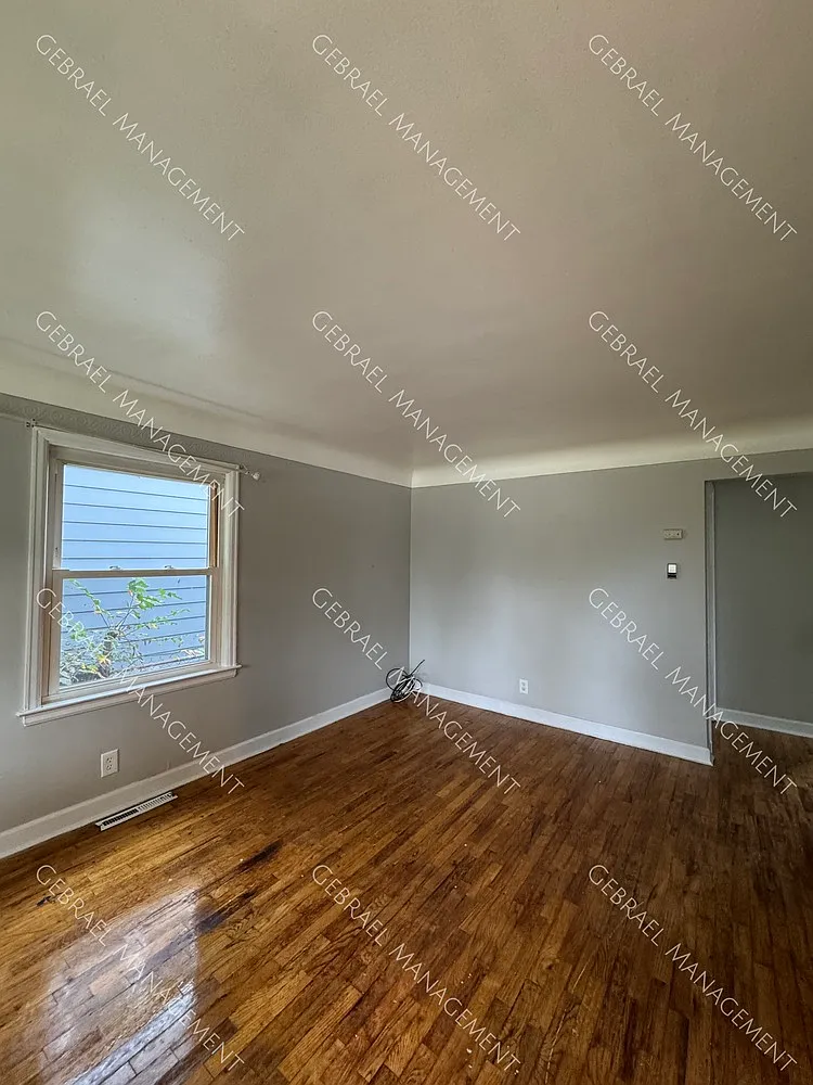 952 Salisbury Ave — Photo 2