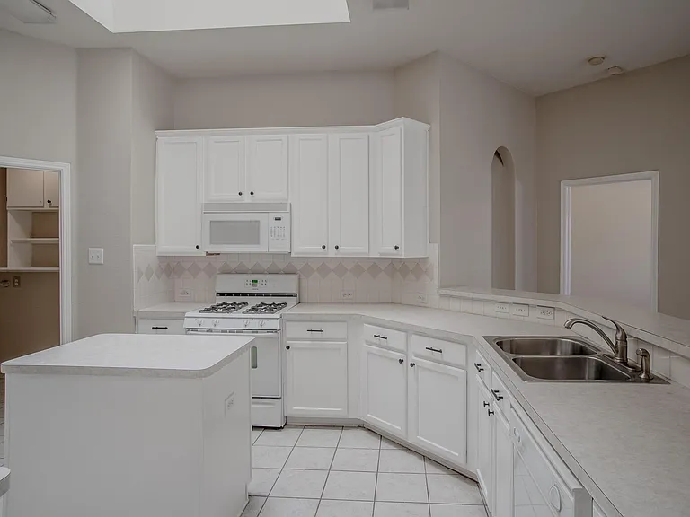 6823 Woodcrest Ln — Photo 4