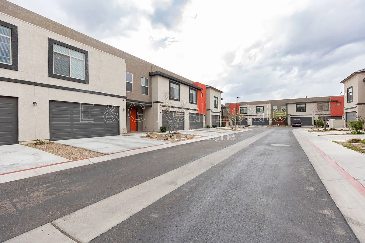 Building Photo - 2950 N 38th St #13
