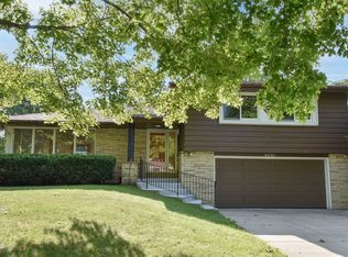 8601 N Manor Ln, Fox Pt, WI 53217