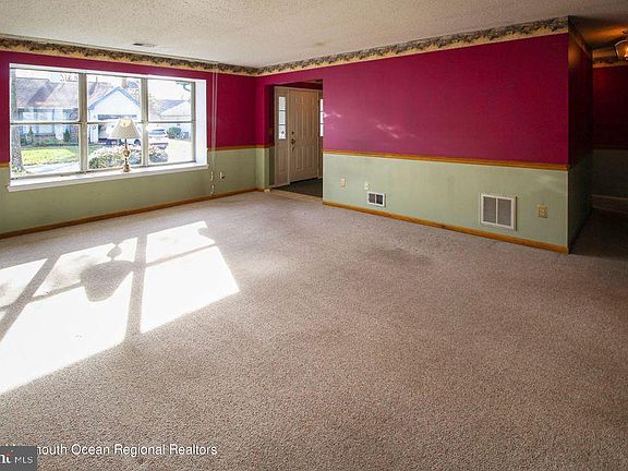 5th image of 558 Petunia Ln N