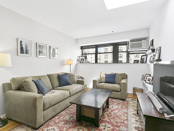 4th image of 215 W 84th St Ph 10