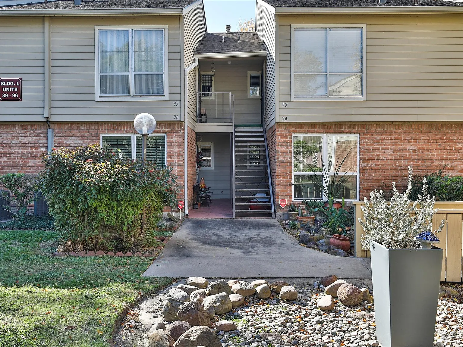 3 bed, 2.0 bath, 1424 sqft, $1,750 — Photo 2