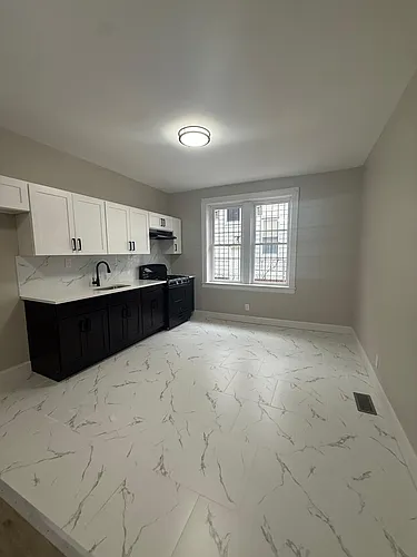 408 Leslie St #2R Photo 1