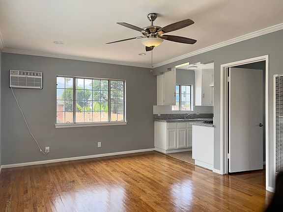 3rd image of 10829 Bloomfield St #1/4