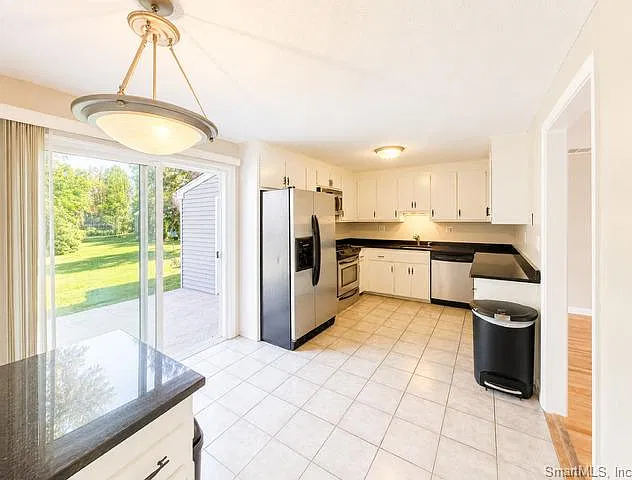 2 bed, 2.5 bath, 1300 sqft, $2,900 — Photo 2
