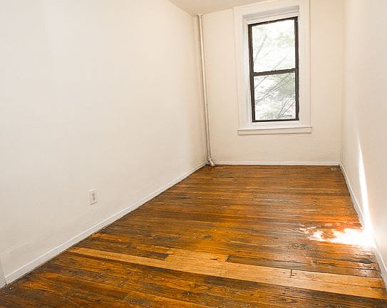 4th image of 175 Thompson St APT 10