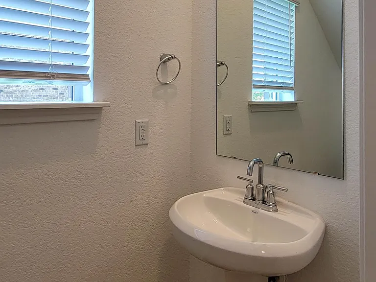 325 Brody Ln — Photo 9