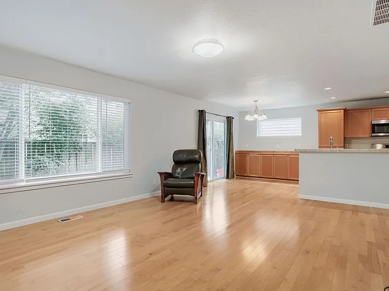 547 NE 61st Pl — Photo 8