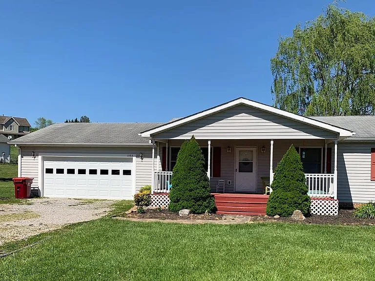 1302 Sandy Cir — Photo 1