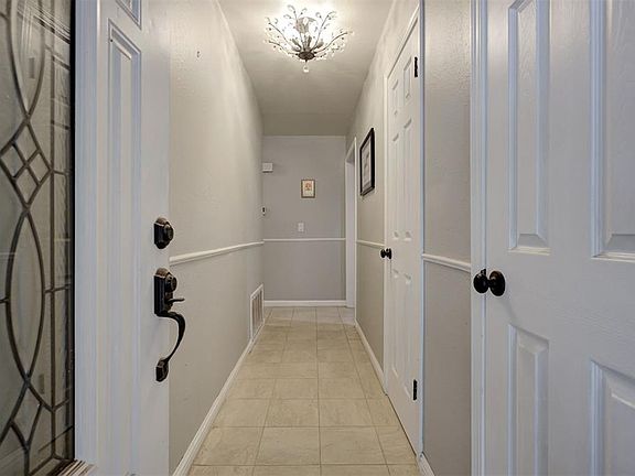 2nd image of 819 Hawthorne Pl