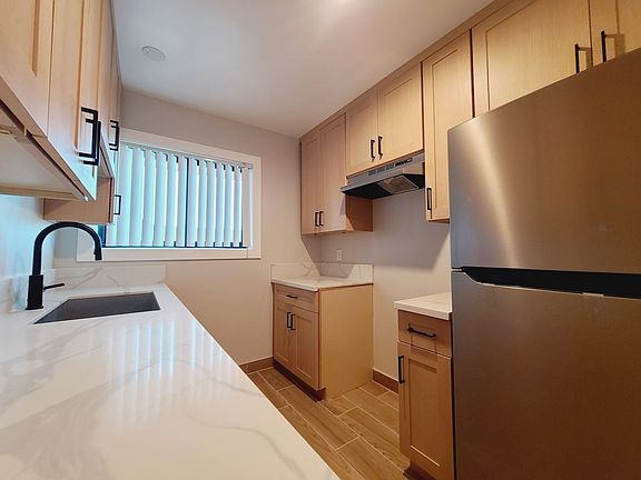 4th image of 1819 S Manhattan Pl APT 9