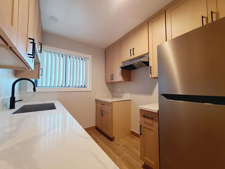 1819 S Manhattan Pl — Photo 4