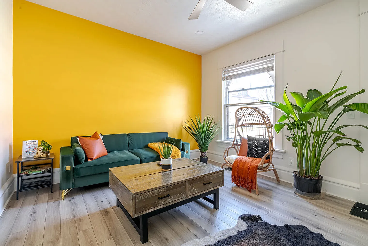 4 bed, 1.0 bath, 1991 sqft, $3,951 — Photo 4