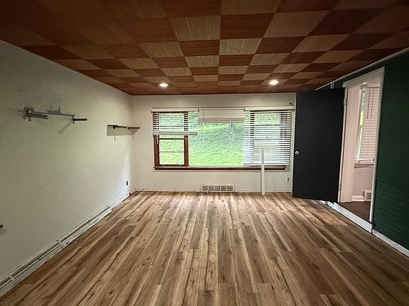 5th image of 401 Hyde Park Dr