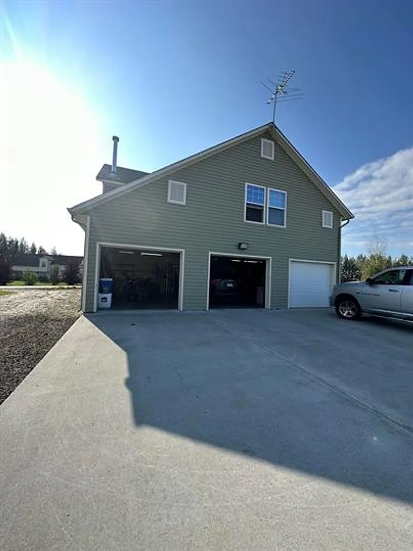 4 bedroom, 3 bathroom, 3 car garage in the heart of North Pole — Photo 2