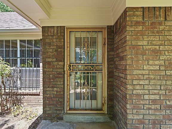 4th image of 7885 Bentwood Cres
