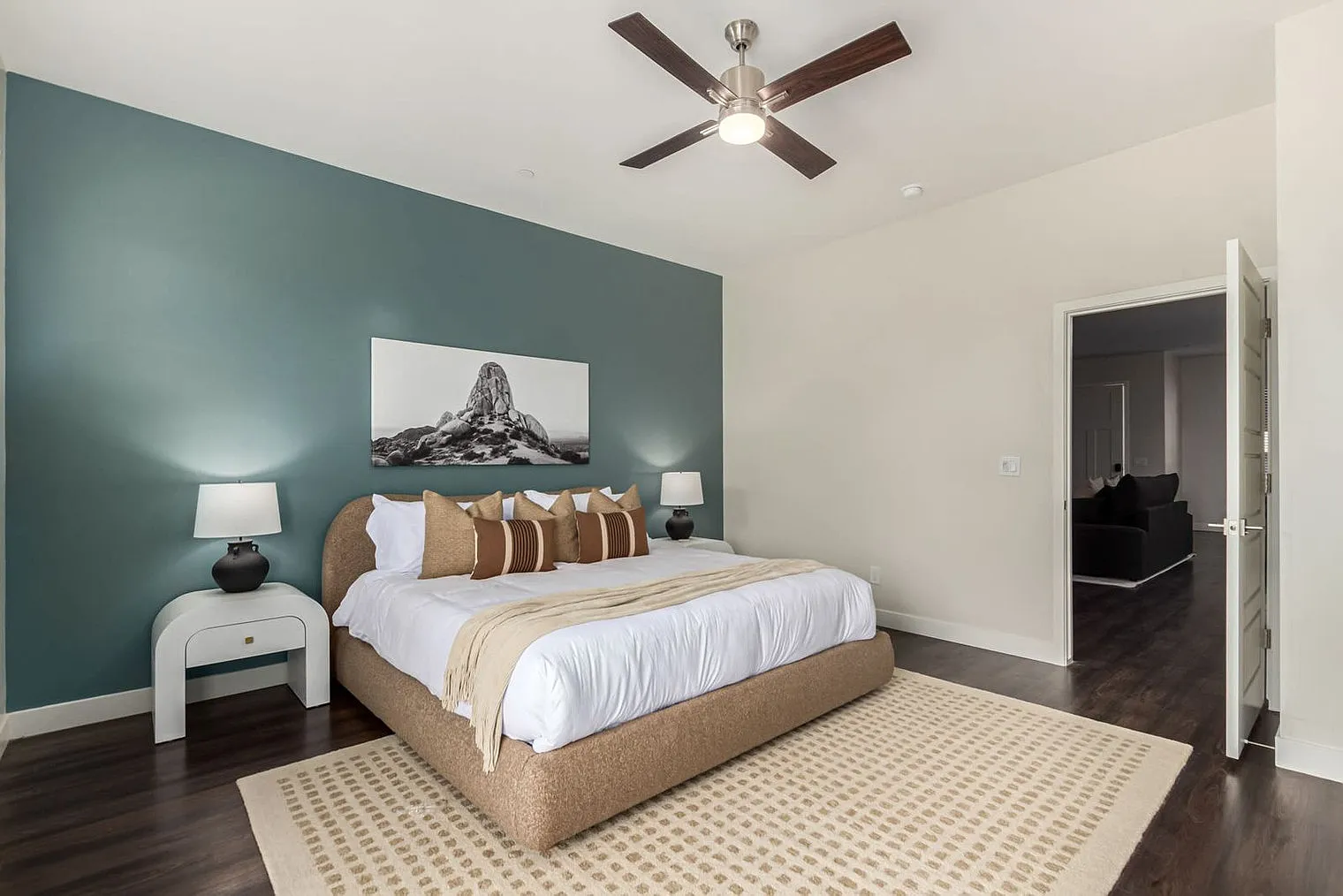 1 bed, 1.0 bath, 979 sqft, $2,589 — Photo 4