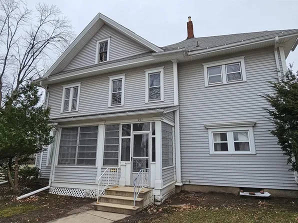 201 N Iowa St, Charles City, IA 50616