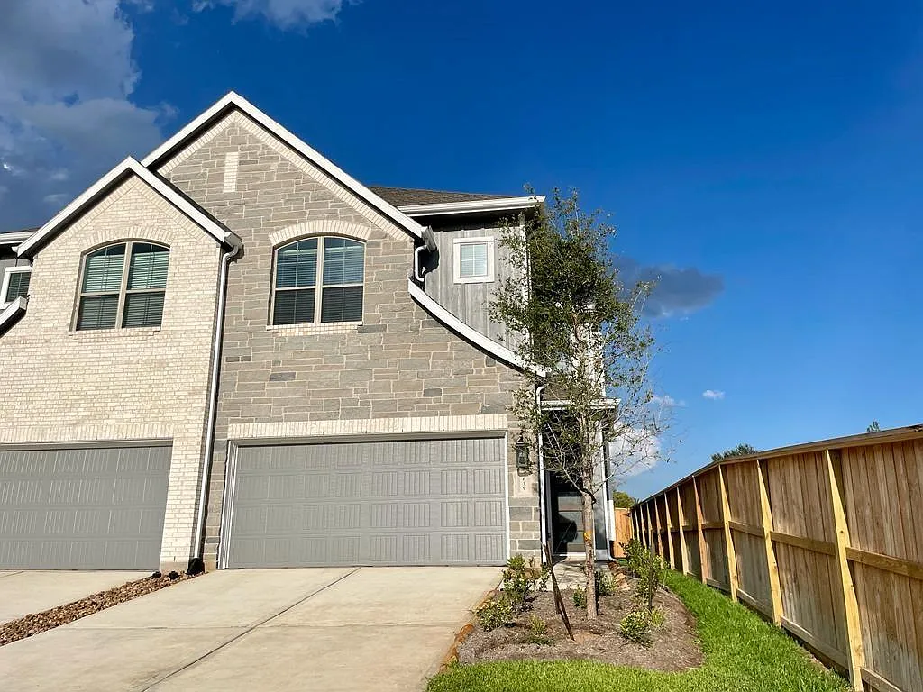 3 bed, 2.5 bath, 1931 sqft, $2,050 — Photo 3