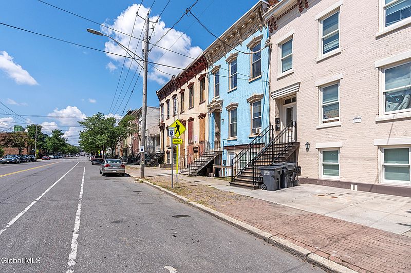 4th image of 211 Clinton Avenue