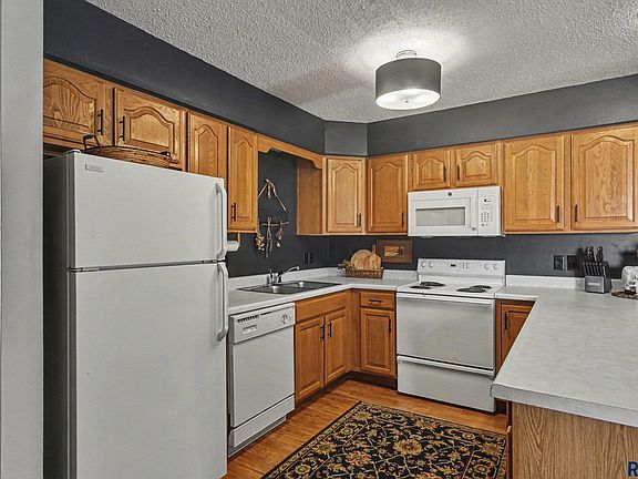 3rd image of 1903 S Sertoma Ave Unit 104
