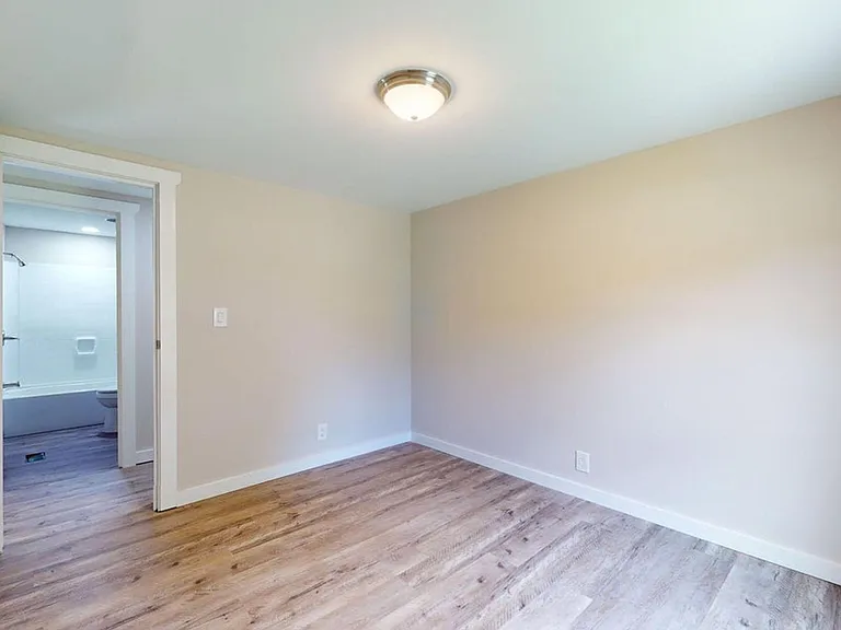 308 Queens Rd — Photo 16