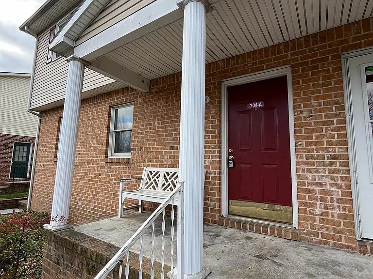 704A Thomas Ln — Photo 2