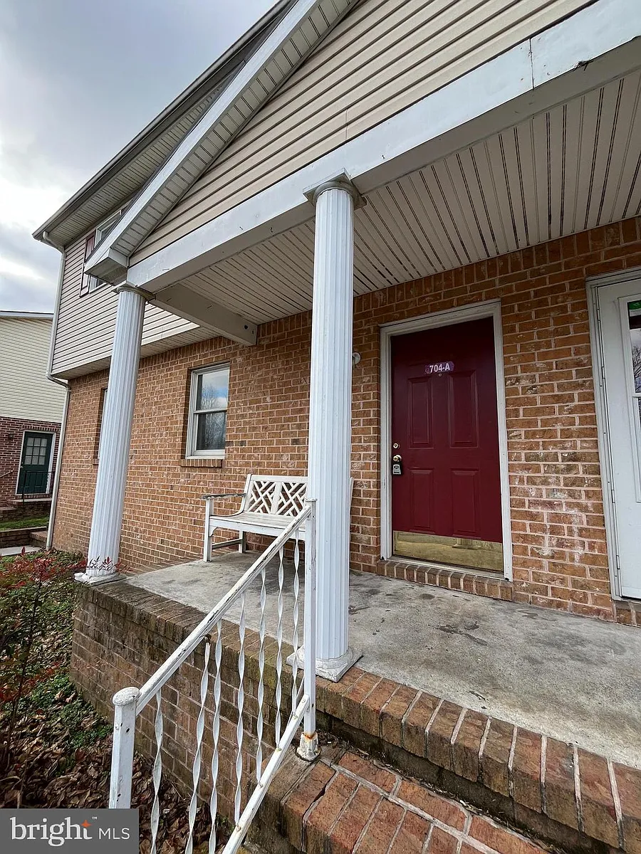 Building Photo - 704A Thomas Ln