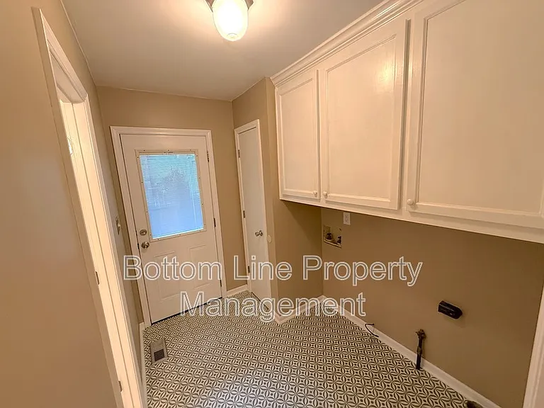 317 Treeline Dr — Photo 7
