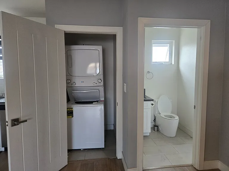 1150 1/2 Hobart Pl — Photo 3