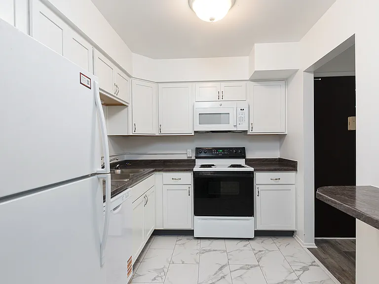 Senate Place Apartments — Photo 6