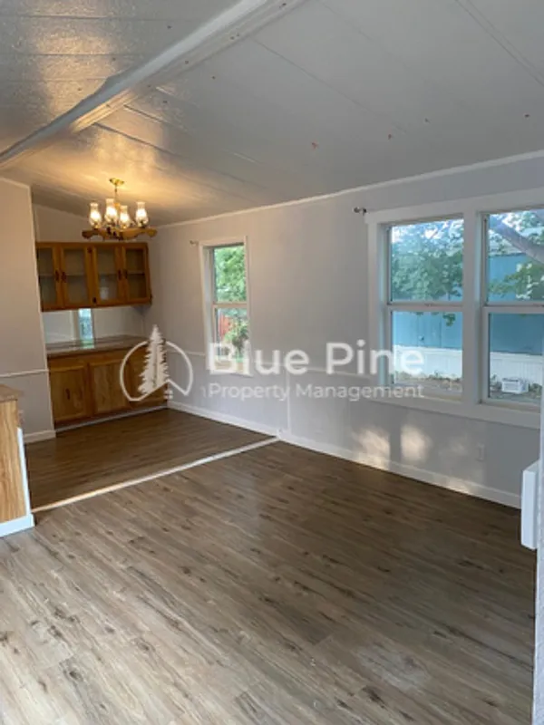 3 bed, 2.0 bath, 980 sqft, $995 — Photo 2