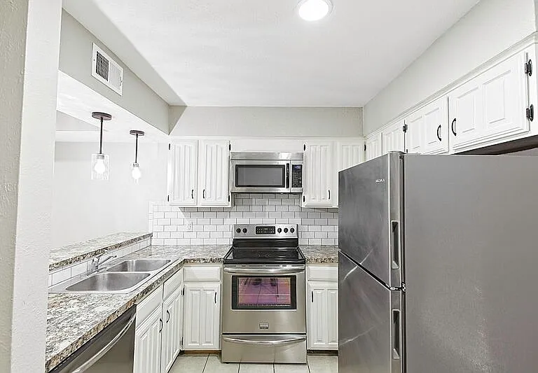 889 Dublin Dr #D — Photo 7