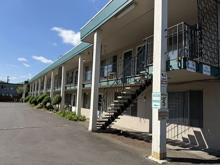 Hamlin Manor — Photo 19