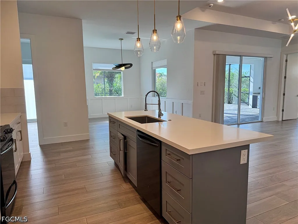 4 bed, 2.0 bath, 1956 sqft, $3,400 — Photo 2