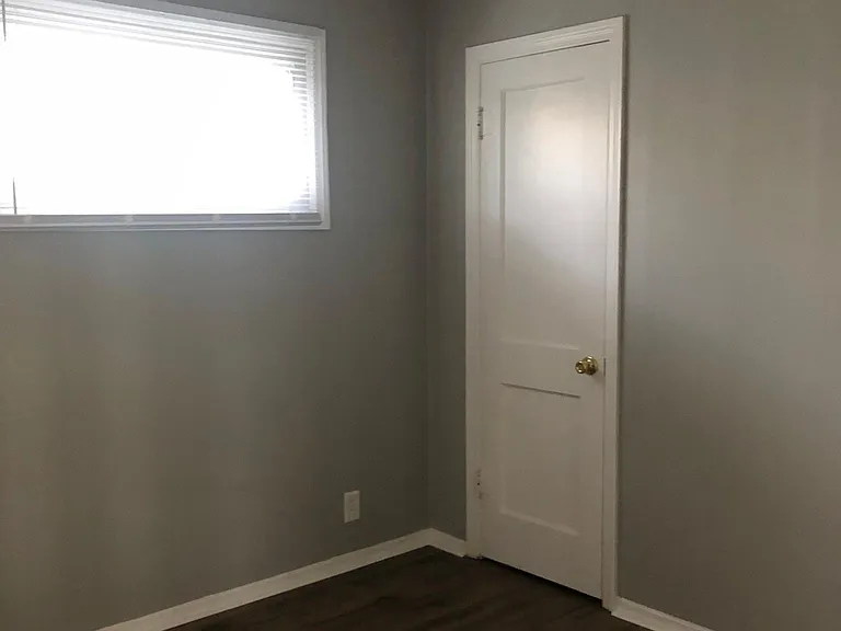 1115 Altgeld St — Photo 10