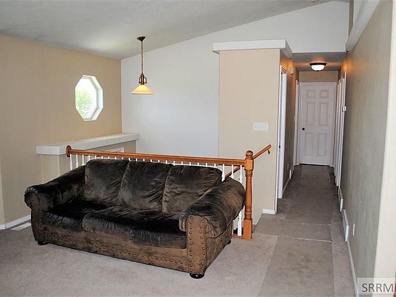 4th image of 87 Douglas Dr