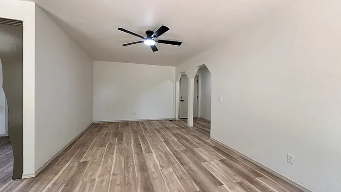 726 Garden Grv — Photo 10