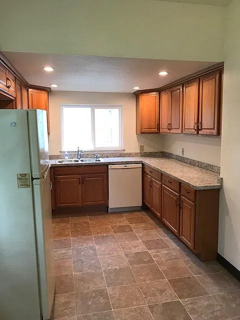 6 bed, $2,880 — Photo 3
