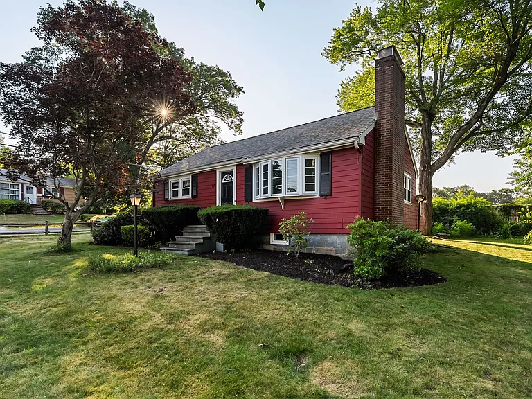 17 Scott Ave — Photo 2