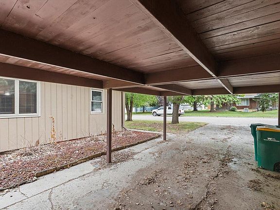 3rd image of 609 Center St S